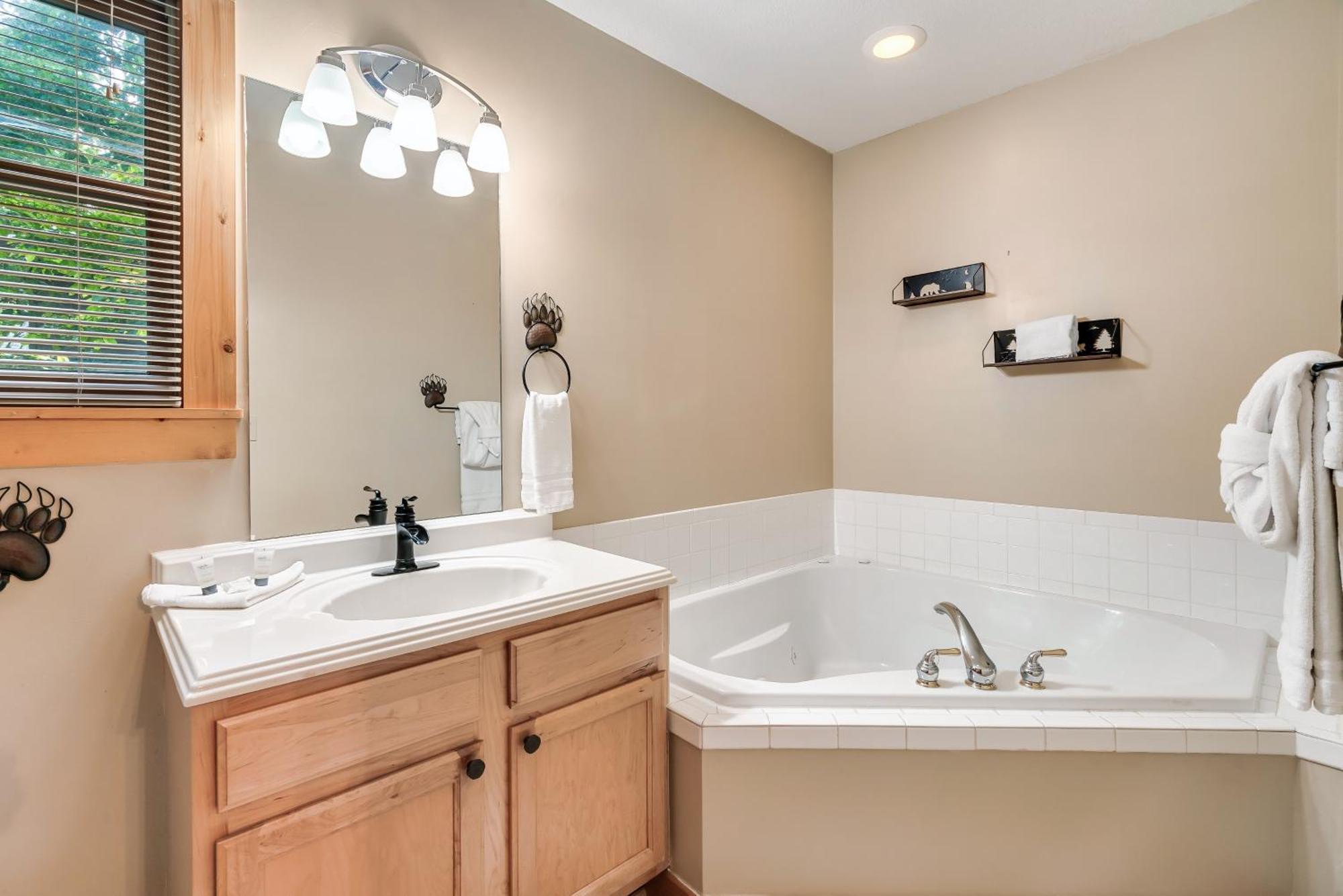 Peaceful Family Cabin With Hot Tub, Game Room, & More! سيفيرفيل المظهر الخارجي الصورة